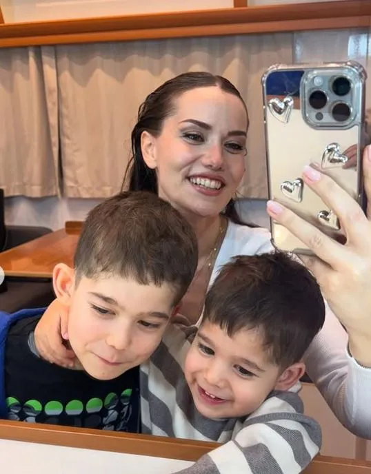 Fahriye Evcen, oğulları ile birlikte karavan pozlarını paylaştı