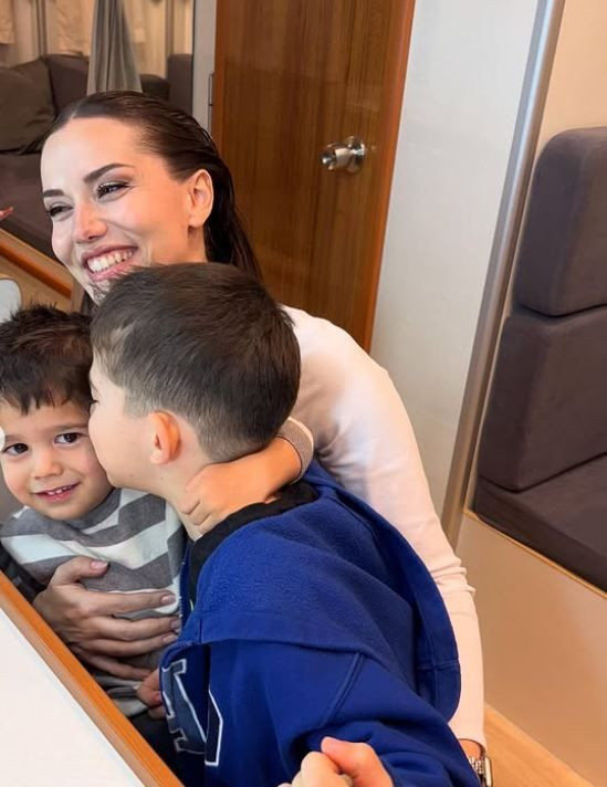 Fahriye Evcen, oğulları ile birlikte karavan pozlarını paylaştı