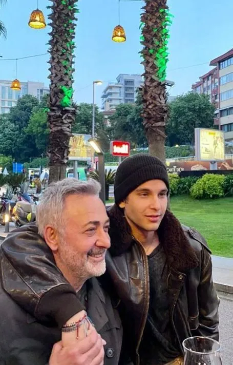 Can Aslantuğ babası Mehmet Aslantuğ'la yeni pozunu paylaştı! "Babasının kopyası" yorumları yapıldı