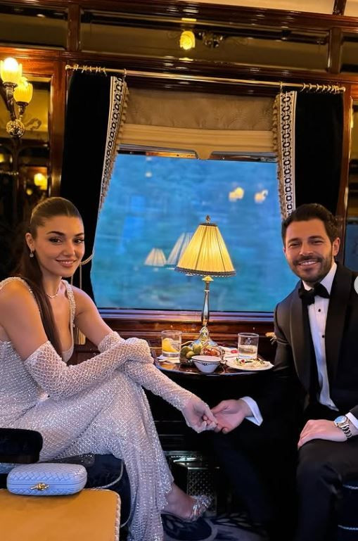 Hakan Sabancı ve Hande Erçel'den, Roma-Paris treninde el ele aşk pozu