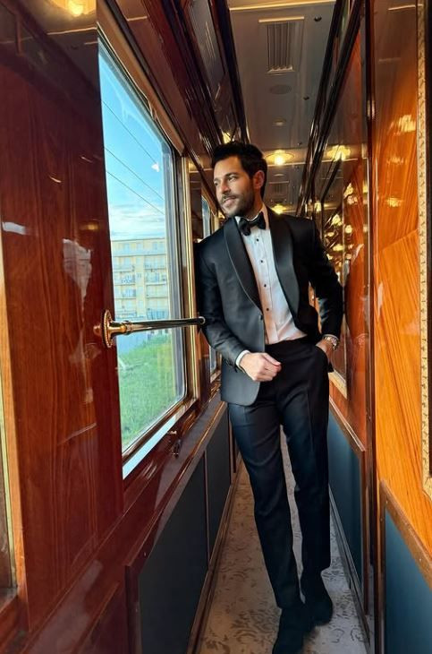 Hakan Sabancı ve Hande Erçel'den, Roma-Paris treninde el ele aşk pozu