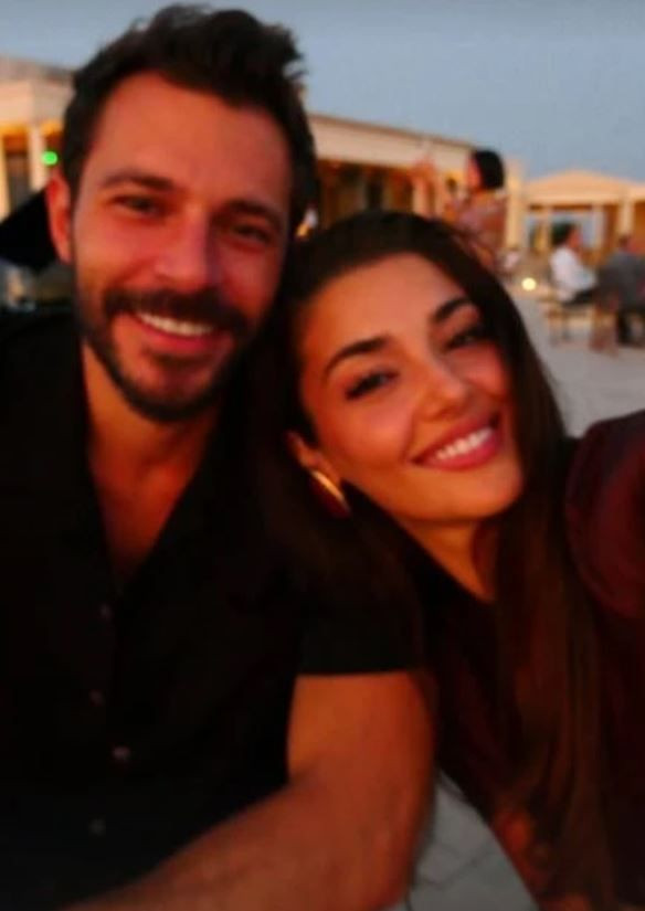 Hakan Sabancı ve Hande Erçel'den, Roma-Paris treninde el ele aşk pozu