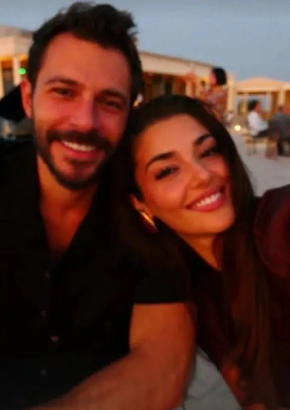 Hakan Sabancı ve Hande Erçel'den, Roma-Paris treninde el ele aşk pozu