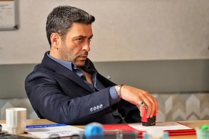 Uzak Şehir'in Cihan'ı Ozan Akbaba: "Kars'ta köyde doğdum, iç mimarlık okudum, oyunculuk içimde hep vardı" Uzak Şehir'in Cihan'ı Ozan Akbaba: "Kars'ta köyde doğdum, iç mimarlık okudum, oyunculuk içimde hep vardı"