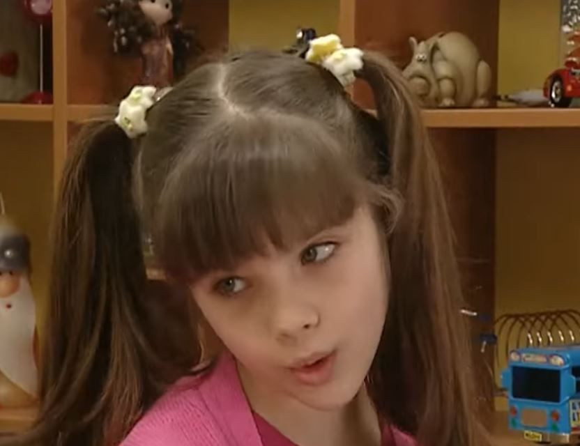 "Sihirli Annem" dizisinin yıldızı Damla Ersubaşı evinin kapıları ilk kez açtı! Açık tonlardaki salonu, giyinme odası dikkat çekti