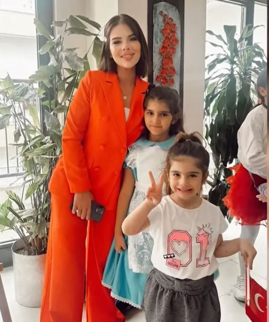 "Sihirli Annem" dizisinin yıldızı Damla Ersubaşı evinin kapıları ilk kez açtı! Açık tonlardaki salonu, giyinme odası dikkat çekti
