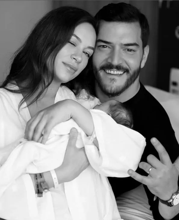 Buse Arslan ile Çağrı Şensoy'un bebekleri dünyaya geldi! Çiftten bebekleri Yaz ile ilk paylaşım