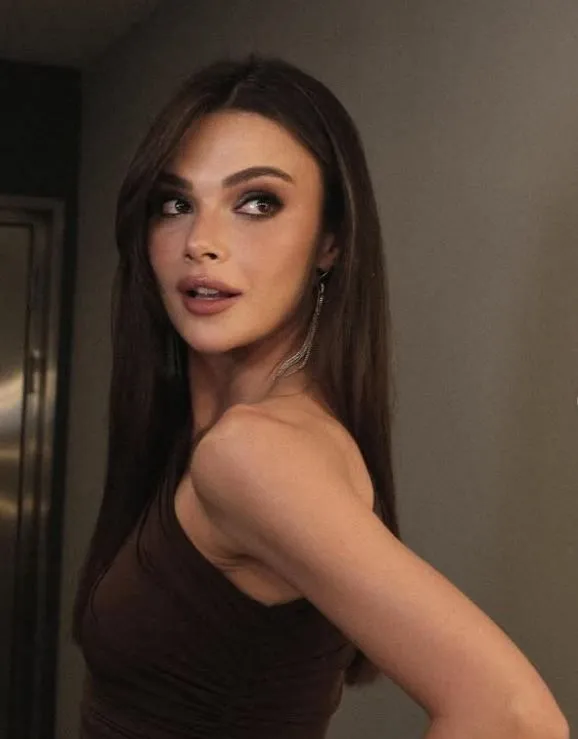 Uzak Şehir dizisinin Alya'sı Sinem Ünsal'ın yeni pozları beğeni topladı