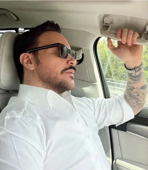 Sinan Akçıl, yeni imajıyla şaşırttı! Eşref karakterine benzetildiğini söyledi