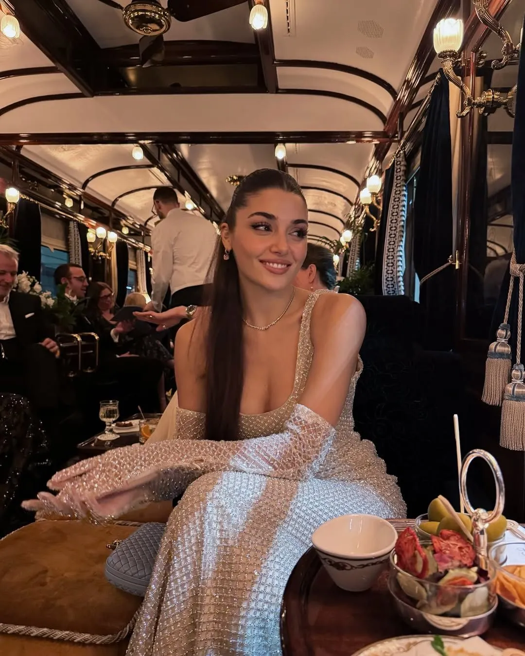 Hande Erçel'in Roma-Paris tren seferi pozlarına beğeni yağdı