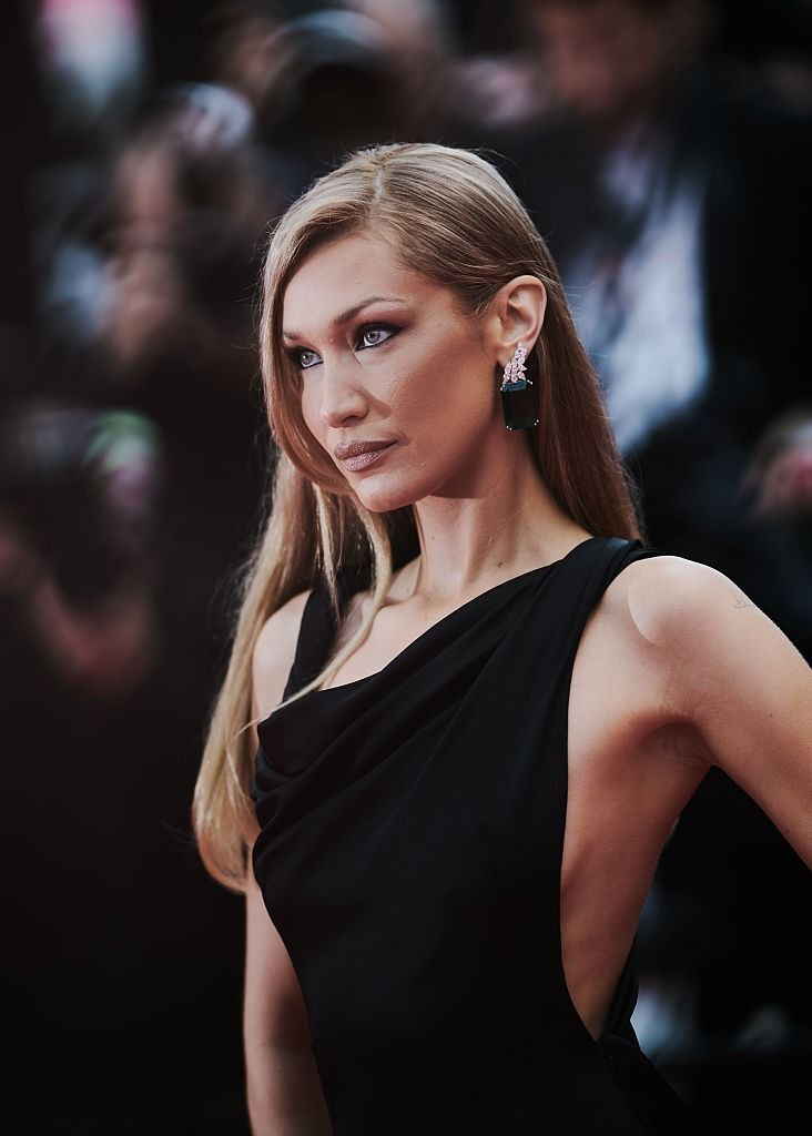 Bella Hadid kırmızı fırtına gibi esti: Yeni imajına beğeni yağdı