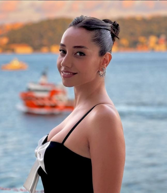 Özge Özacar, Cannes Film Festivali’nde siyah elbisesi ile göz kamaştırdı