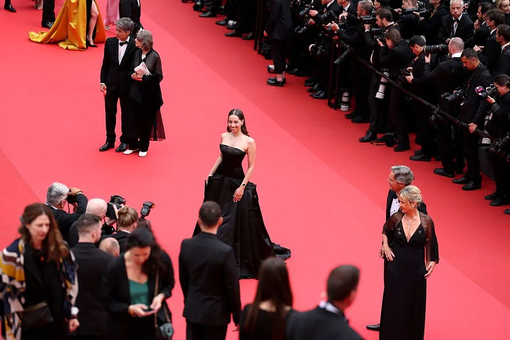 Özge Özacar, Cannes Film Festivali’nde siyah elbisesi ile göz kamaştırdı