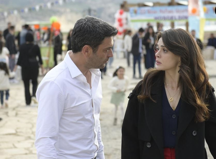 Uzak Şehir'in Alya'sı Sinem Ünsal, Cannes Film Festivali'ne katıldı! Siyah elbisesi ile göz kamaştırdı