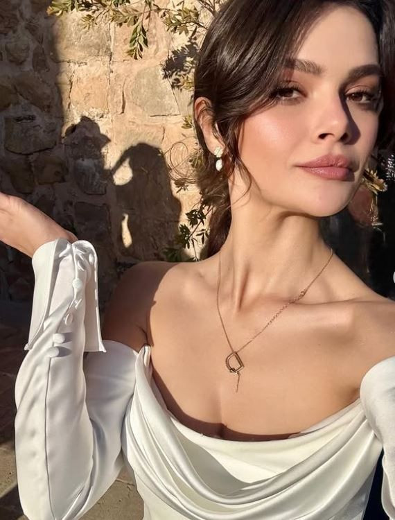 Uzak Şehir'in Alya'sı Sinem Ünsal, Cannes Film Festivali'ne katıldı! Siyah elbisesi ile göz kamaştırdı