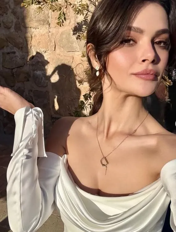 Uzak Şehir'in Alya'sı Sinem Ünsal, Cannes Film Festivali'ne katıldı! Siyah elbisesi ile göz kamaştırdı