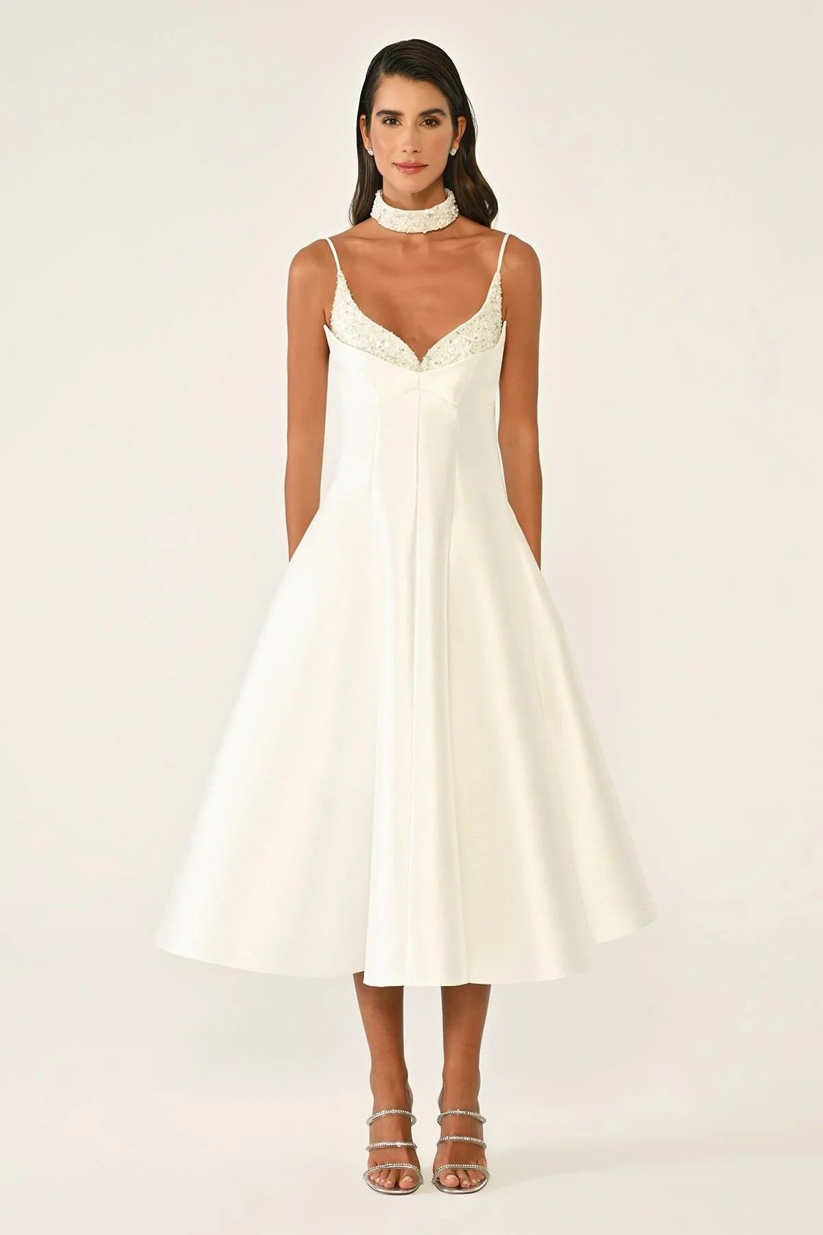 Gelinlik yerine tercih edebileceğiniz beyaz elbise önerileri!