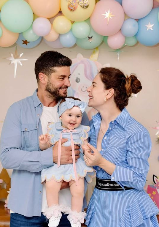 Yıldız Çağrı Atiksoy ve Berk Oktay kızı Milena'nın yüzünü ilk kez paylaştı! "Annesinin kopyası" yorumları yapıldı