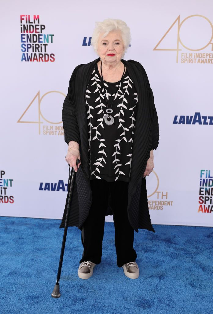 June Squibb tekerlekli sandalyeyle Cannes'da!