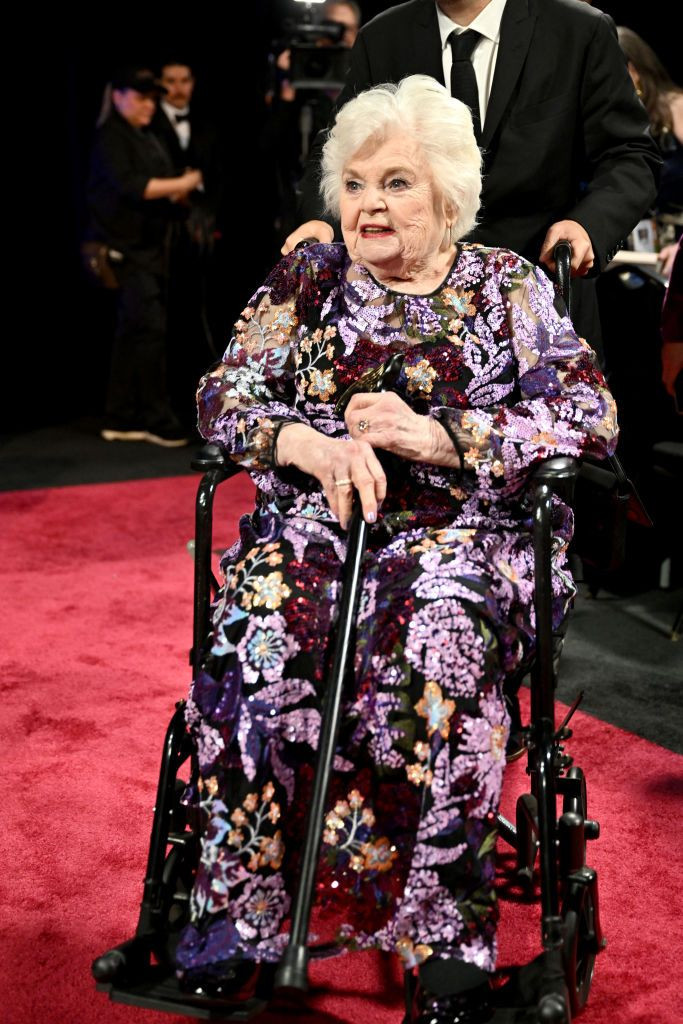 June Squibb tekerlekli sandalyeyle Cannes'da!