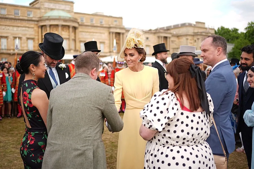Kate Middleton, “butter yellow” tonlarındaki elbisesi ile zarif bir görünüm sergiledi