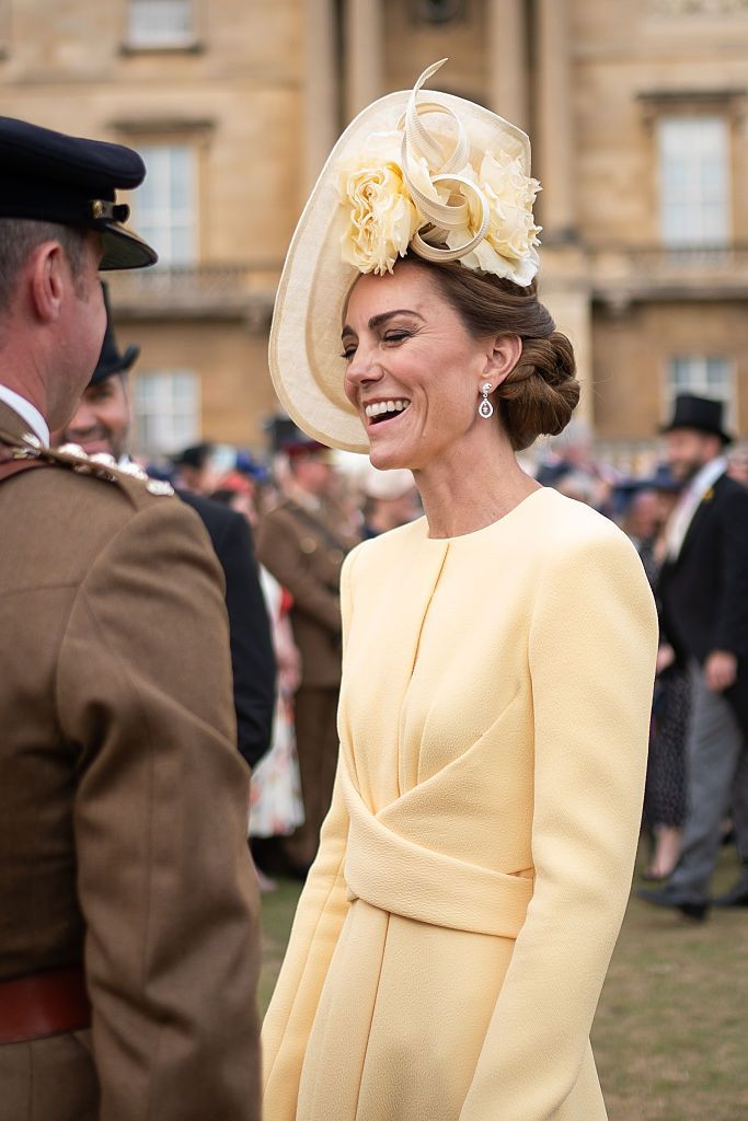 Kate Middleton, “butter yellow” tonlarındaki elbisesi ile zarif bir görünüm sergiledi