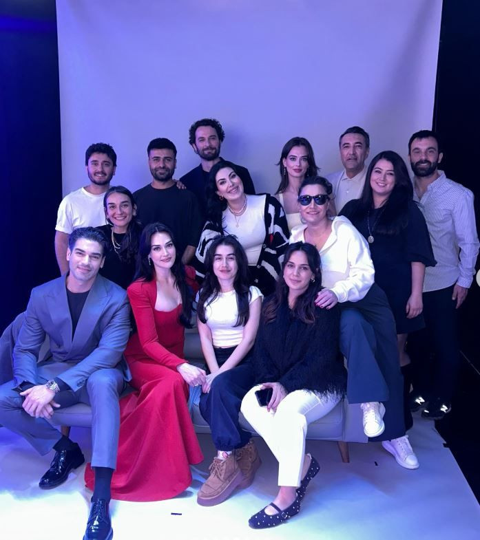 Esra Bilgiç'in kırmızı elbiseleri yeni pozlarına beğeni yağdı