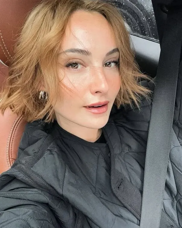 Oyuncu Başak Gümülcinelioğlu, hamilelik müjdesini Cannes’de verdi