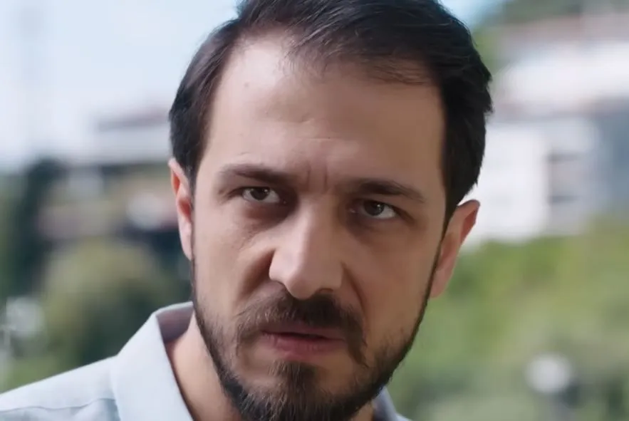 Kızılcık Şerbeti'nin sezon finalinden 1. fragman:  “Bu evde olacakları görmeni istemiyorum!”