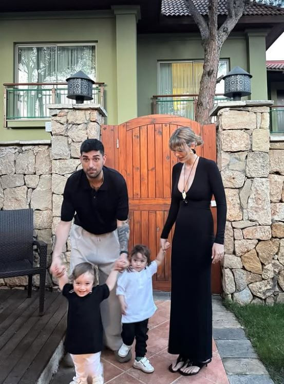 Yasemin Şefkatli ve İdo Tatlıses ikizleriyle tatile gitti! Emir ve Ayel'in sevimli halleri ilgi gördü