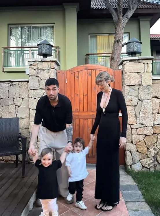 Yasemin Şefkatli ve İdo Tatlıses ikizleriyle tatile gitti! Emir ve Ayel'in sevimli halleri ilgi gördü