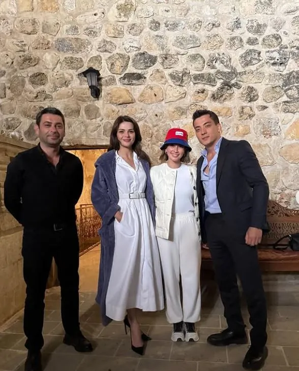 Mardin’de çekilen Uzak Şehir dizisinin setini ziyaret eden ünlüler