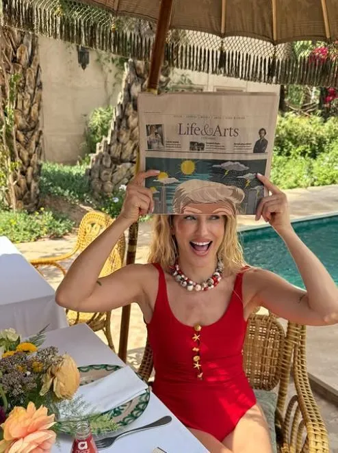 Burcu Esmersoy kırmızı mayolu tatil pozlarını paylaştı! Fit hali dikkat çekti