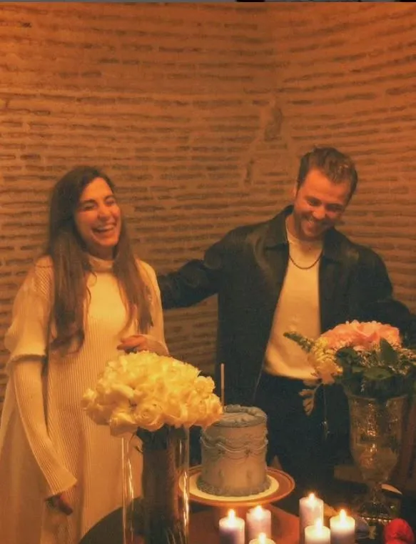 Tolga Sarıtaş'a eşinden romantik doğum günü kutlaması! Pastadaki detay dikkat çekti