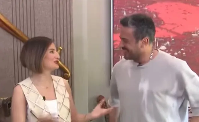 Ünlü şarkıcı ve oyuncu Emre Altuğ evinin kapısını ilk kez açtı! Koleksiyonları dikkat çekti