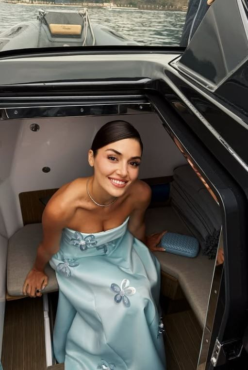 Hande Erçel bu kez baby blue! Stili mercek altına aldık