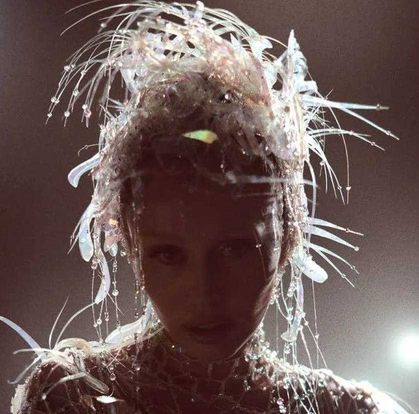 Something Beautiful: Miley Cyrus'tan yeni albüm yeni tarz