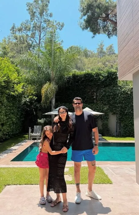 Volkan Demirel ile Zeynep Demirel, kızlarıyla birlikte yaz sezonunu Antalya'da açtı