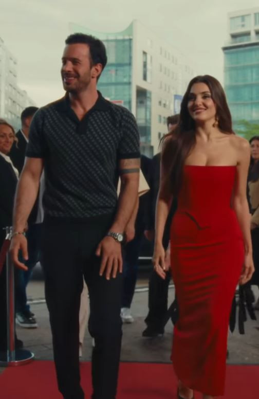 Hande Erçel, Aşkı Hatırla dizisinin Köln galasından pozlarını paylaştı