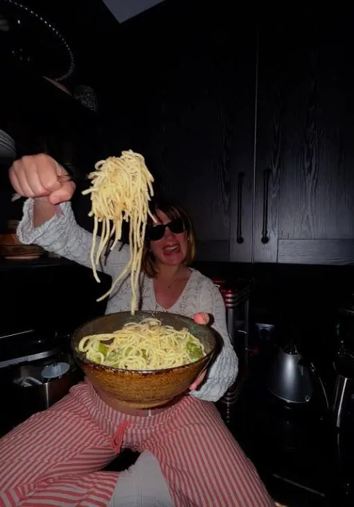 Anne olmak için gün sayan Gizem Karaca'dan eğlenceli pozlar: "Dikkat gluten içerir"