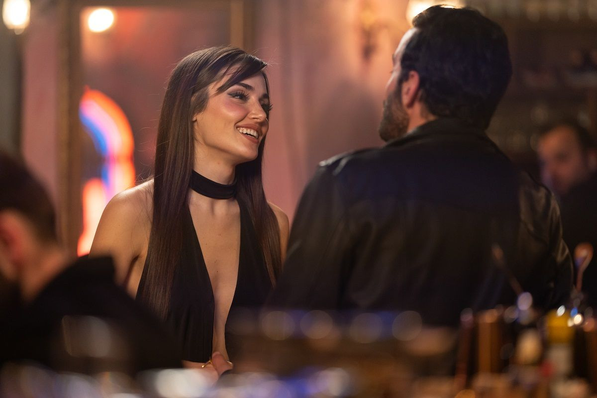 Hande Erçel ve Barış Arduç başrollü Aşkı Hatırla dizisinden yeni kareler yayınlandı