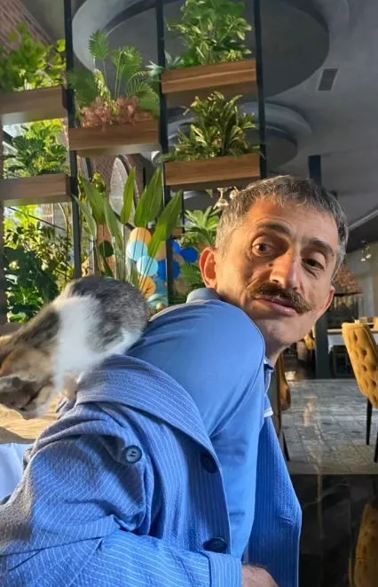 Ekonomik olarak zor günler geçirdiğini anlatırken gözyaşlarına boğulmuştu! Ünlü oyuncu iş buldu
