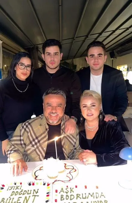Şarkıcı Bülent Serttaş'ın kızı üniversiteden mezun oldu: "Emeklerin karşılığını almak paha biçilmez"