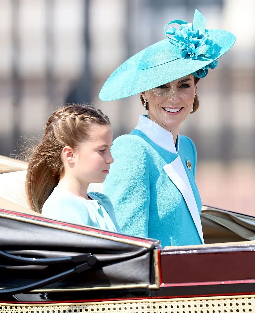 Kuğu gibi! Kate Middleton, 2 yıl sonra Garter Nişanı törenine katıldı