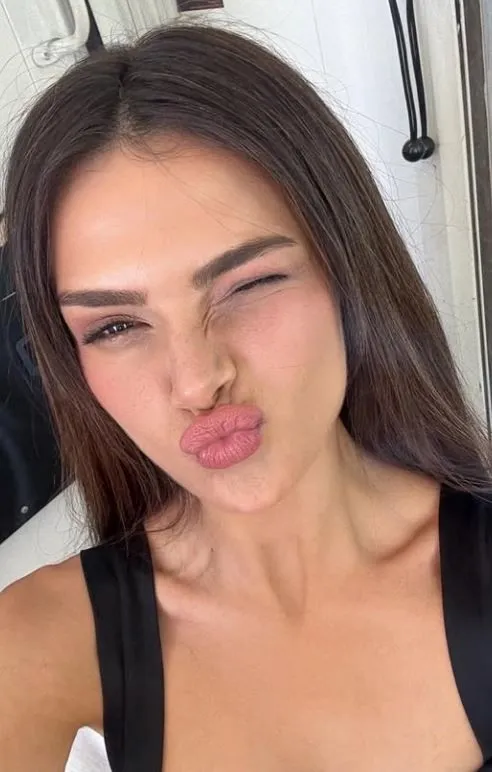 Uzak Şehir'in Alya'sı Sinem Ünsal'dan yeni pozlar! Fiziği ile beğeni topladı
