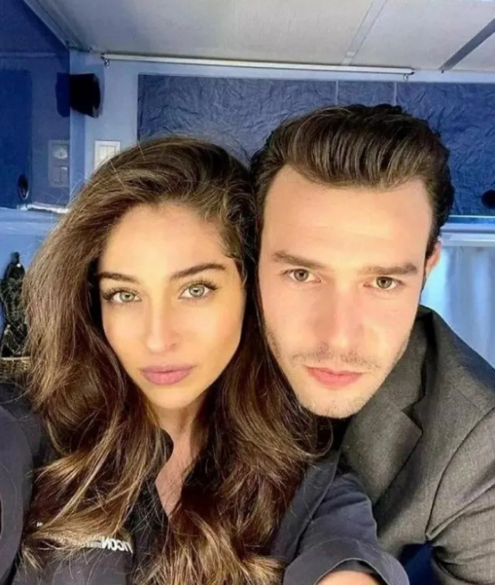 Cemre Baysel, siyah elbisesiyle tüm dikkatleri üzerine çekti