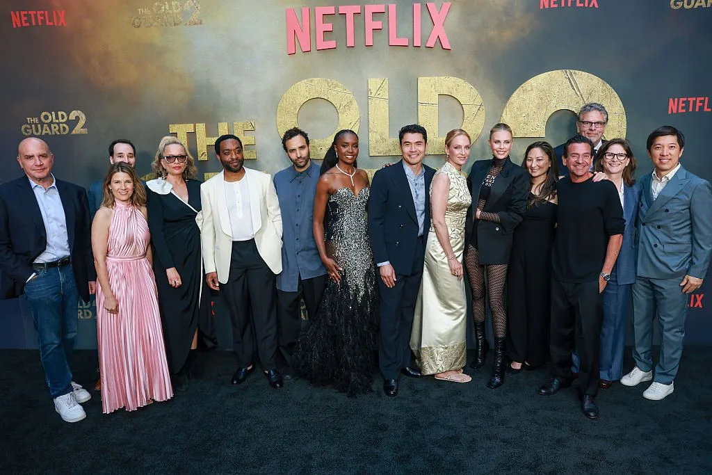 "The Old Guard 2" filminin galasında Charlize Theron'un cesur stili