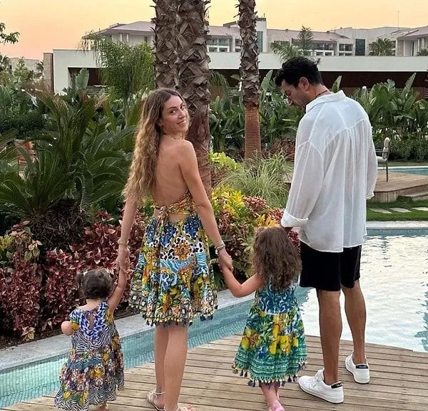 Kenan İmirzalıoğlu ile Sinem Kobal'dan romantik  tatil pozu