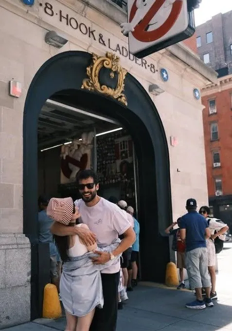 Özge Gürel ve Serkan Çayoğlu çiftinden New York'ta aşk pozları