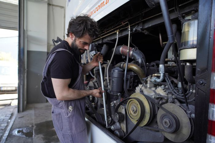 Akın Akınözü Veliaht'taki karakteri için tamirhaneye girdi